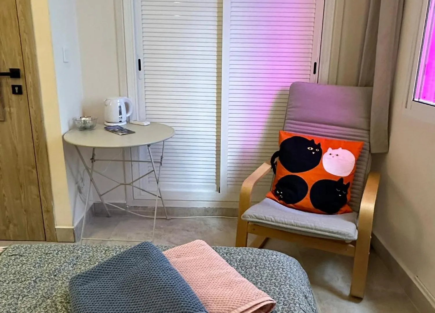 Peaceful Little Bedroom - Shared Home With 2 Cats Малага Проживание в семье